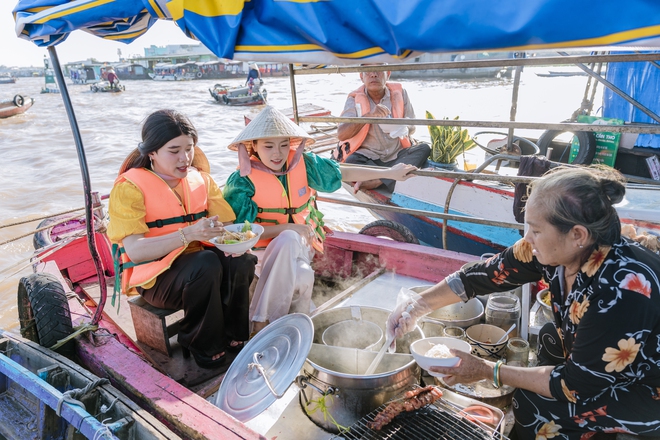 Ngọc Kem và Con Cò Đây "oanh tạc" Cần Thơ, khuấy động cỡ nào mà người dân phải bật cười?- Ảnh 2.