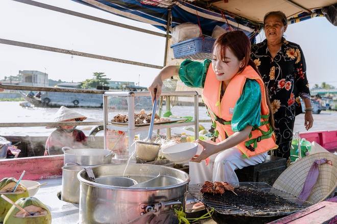Ngọc Kem và Con Cò Đây "oanh tạc" Cần Thơ, khuấy động cỡ nào mà người dân phải bật cười?- Ảnh 3.