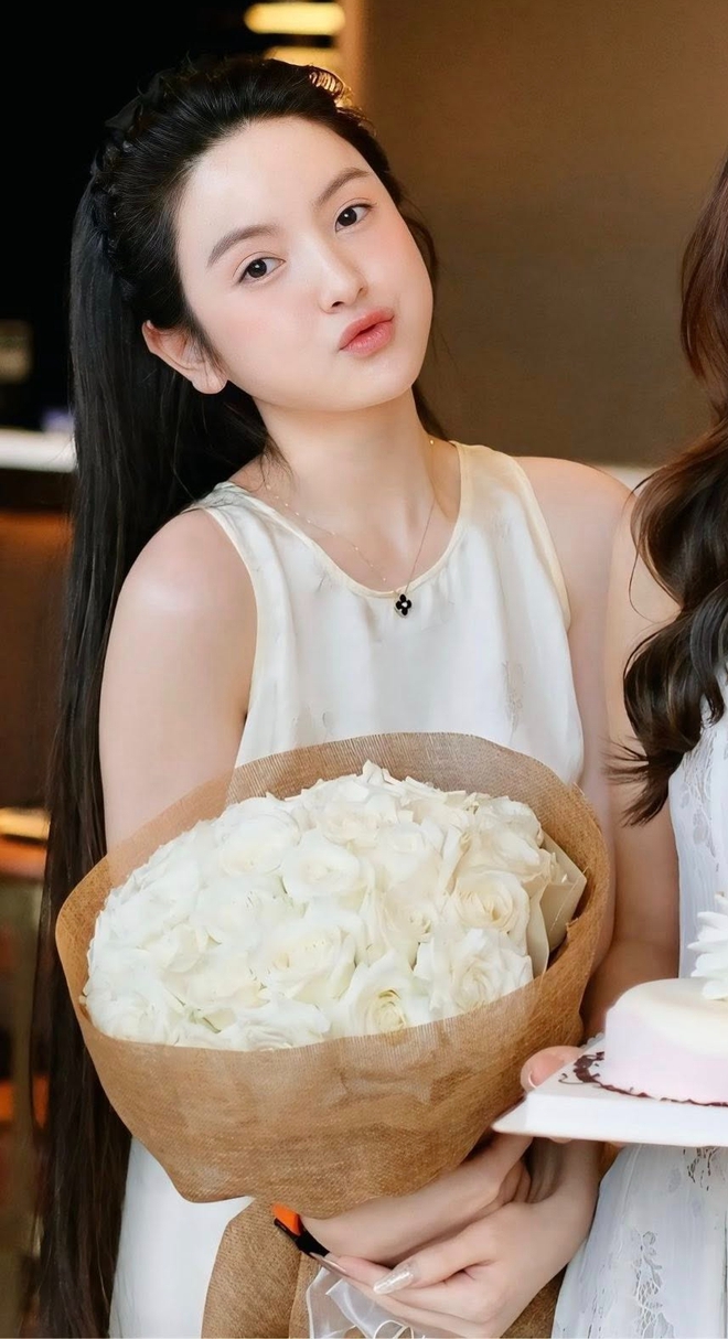 Netizen so sánh cách Quang Hải bảo vệ Chu Thanh Huyền với Chủ tịch Vbiz im lặng mặc nàng thơ bị toxic suốt 4 năm- Ảnh 1.