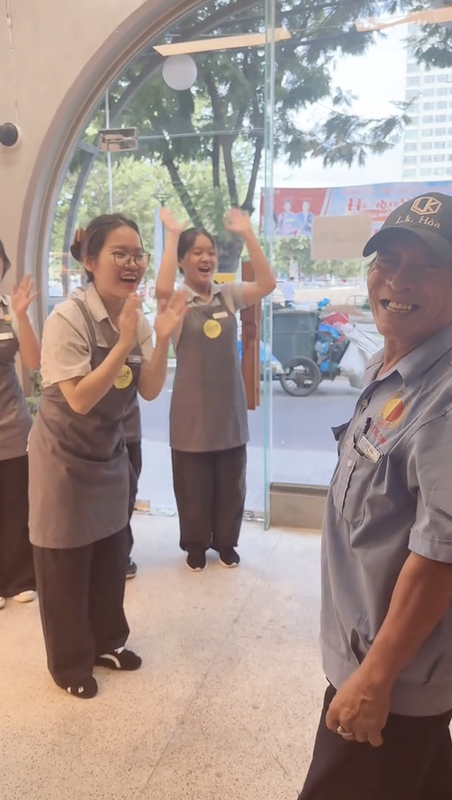 Trend ấm lòng nhất hiện nay: Nhân viên hàng quán đồng loạt "lừa" chú bảo vệ để làm hành động này- Ảnh 7.