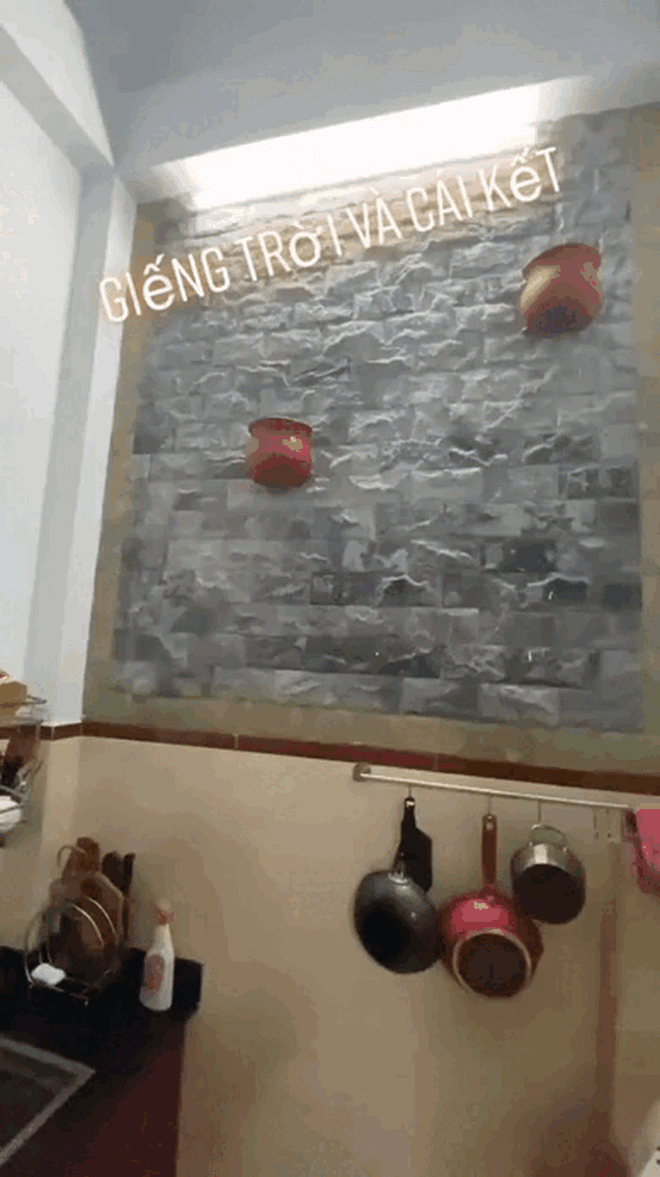Căn bếp "khổ nhất TikTok" chỉ vì 1 thiết kế quen: Gia chủ đội nón rửa bát, trời mưa càng quằn quại hơn- Ảnh 4.
