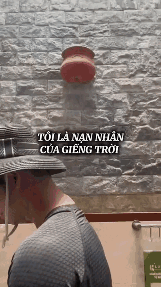 Căn bếp "khổ nhất TikTok" chỉ vì 1 thiết kế quen: Gia chủ đội nón rửa bát, trời mưa càng quằn quại hơn- Ảnh 2.
