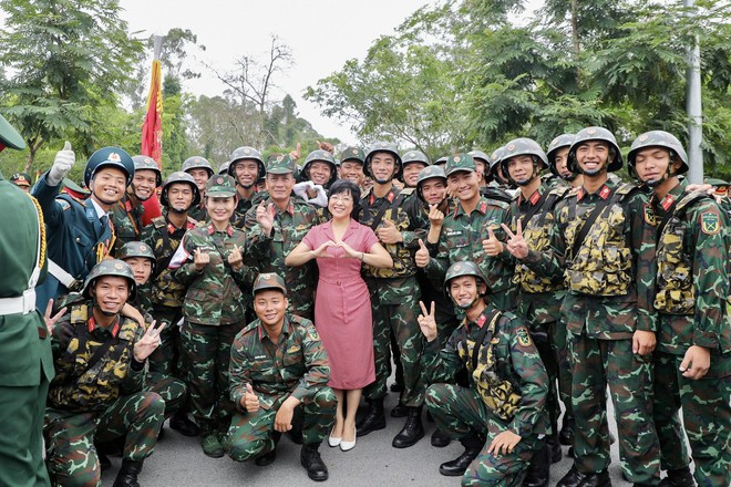 MC Thảo Vân khui trúng "sít rịt" khi đứng giữa dàn chiến sĩ 1m8 đang tập luyện A80- Ảnh 1.