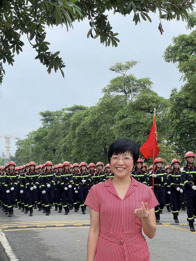 MC Thảo Vân khui trúng "sít rịt" khi đứng giữa dàn chiến sĩ 1m8 đang tập luyện A80- Ảnh 9.