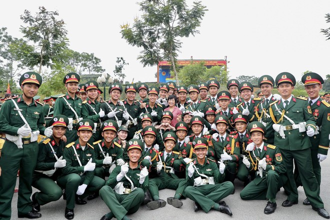 MC Thảo Vân khui trúng "sít rịt" khi đứng giữa dàn chiến sĩ 1m8 đang tập luyện A80- Ảnh 4.