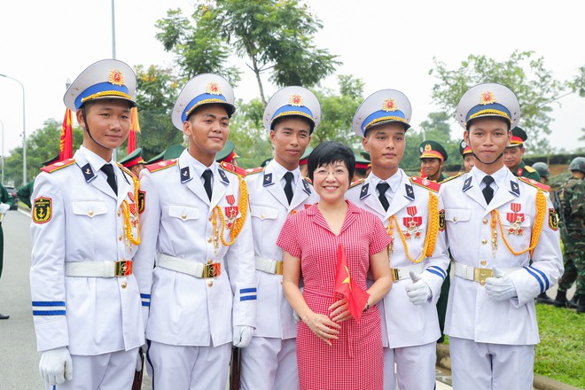 MC Thảo Vân khui trúng "sít rịt" khi đứng giữa dàn chiến sĩ 1m8 đang tập luyện A80- Ảnh 2.