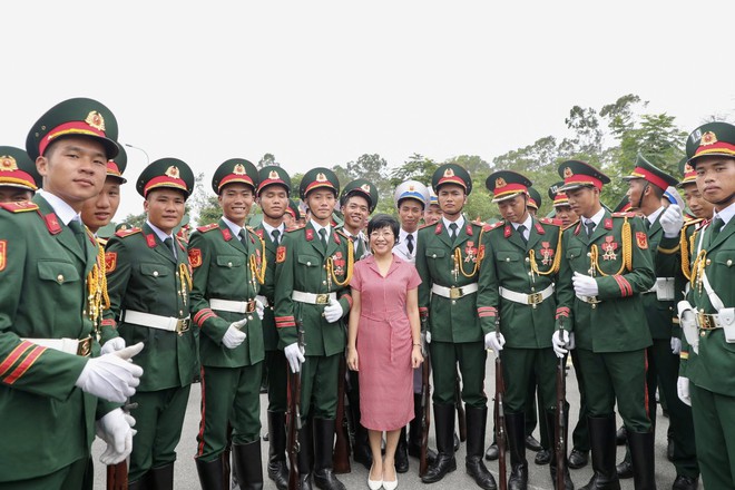 MC Thảo Vân khui trúng "sít rịt" khi đứng giữa dàn chiến sĩ 1m8 đang tập luyện A80- Ảnh 7.