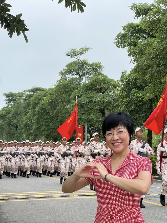 MC Thảo Vân khui trúng "sít rịt" khi đứng giữa dàn chiến sĩ 1m8 đang tập luyện A80- Ảnh 8.