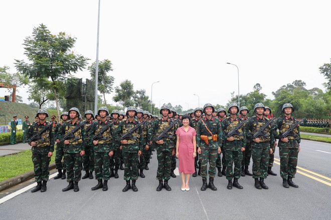 MC Thảo Vân khui trúng "sít rịt" khi đứng giữa dàn chiến sĩ 1m8 đang tập luyện A80- Ảnh 6.