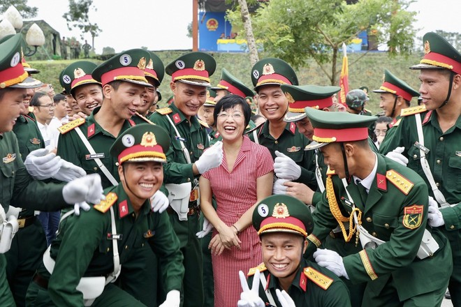MC Thảo Vân khui trúng "sít rịt" khi đứng giữa dàn chiến sĩ 1m8 đang tập luyện A80- Ảnh 3.