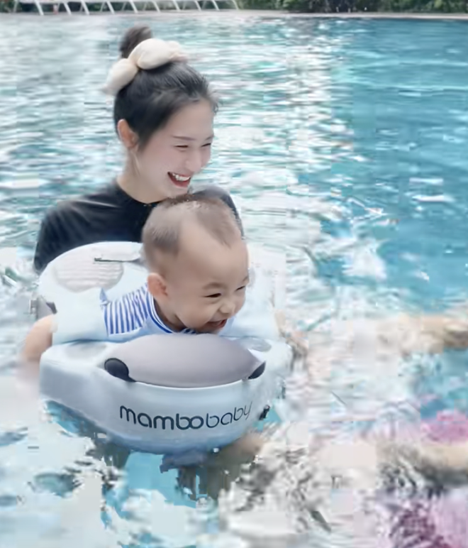 Vợ Đoàn Văn Hậu tung ảnh bikini nóng bỏng, khoe vóc dáng "đồng hồ cát" sau 1 năm "giấu nhẹm" vì sinh con- Ảnh 9.