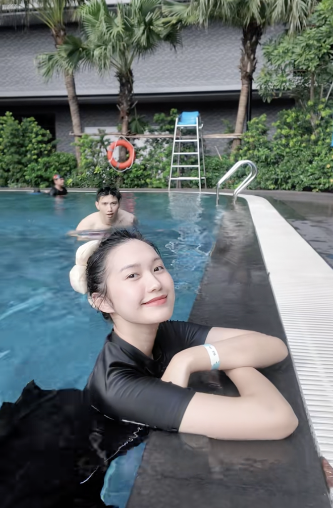 Vợ Đoàn Văn Hậu tung ảnh bikini nóng bỏng, khoe vóc dáng "đồng hồ cát" sau 1 năm "giấu nhẹm" vì sinh con- Ảnh 7.