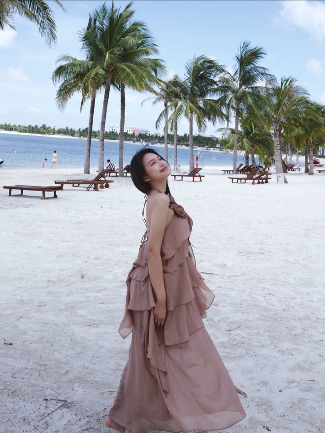 Mê mẩn bóng lưng yêu kiều của mỹ nữ trên bãi biển, hoá ra là nàng WAG "bạch nguyệt quang" làng bóng đá- Ảnh 4. Mê mẩn bóng lưng yêu kiều của mỹ nữ trên bãi biển, hoá ra là nàng WAG "bạch nguyệt quang" làng bóng đá- Ảnh 4.