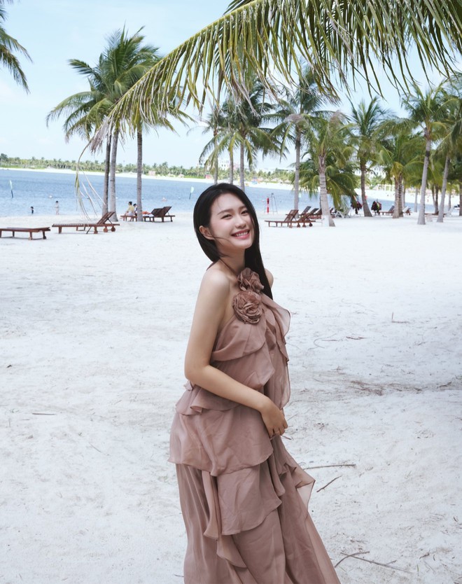 Mê mẩn bóng lưng yêu kiều của mỹ nữ trên bãi biển, hoá ra là nàng WAG "bạch nguyệt quang" làng bóng đá- Ảnh 3. Mê mẩn bóng lưng yêu kiều của mỹ nữ trên bãi biển, hoá ra là nàng WAG "bạch nguyệt quang" làng bóng đá- Ảnh 3.