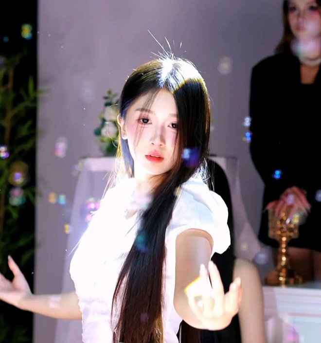 Bạch nguyệt quang nổi tiếng TikTok Việt lộ ảnh quá khứ: Sao trông như "thay đầu" thế này?- Ảnh 1.