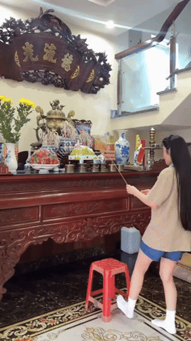 Bùng nổ tranh cãi về trang phục của Chu Thanh Huyền - vợ Quang Hải khi thắp hương tổ tiên- Ảnh 1.