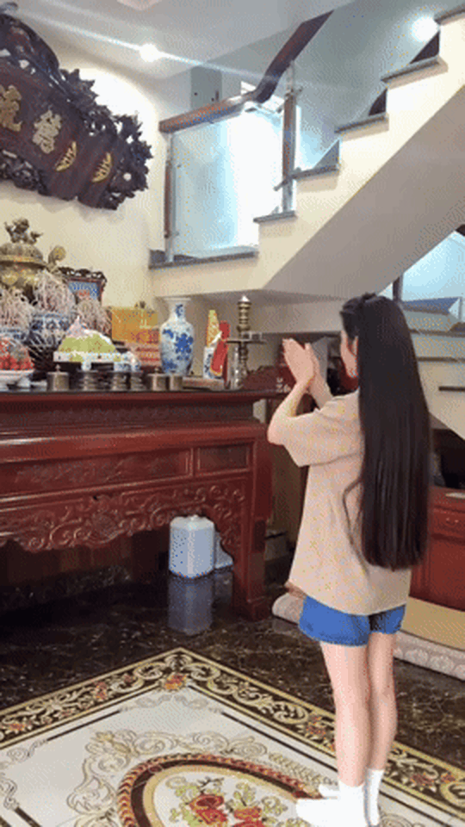 Bùng nổ tranh cãi về trang phục của Chu Thanh Huyền - vợ Quang Hải khi thắp hương tổ tiên- Ảnh 2.