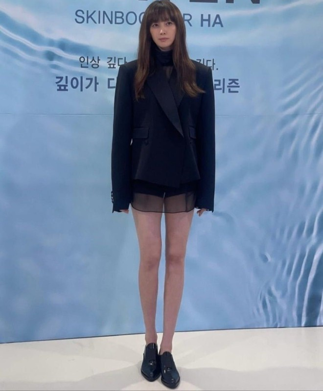 Body tuổi 45 đẹp "vô thực" của bà xã Won Bin: Đôi chân lướt đến đâu phát sáng đến đó nhờ 3 bí quyết- Ảnh 2. Body tuổi 45 đẹp "vô thực" của bà xã Won Bin: Đôi chân lướt đến đâu phát sáng đến đó nhờ 3 bí quyết- Ảnh 2.