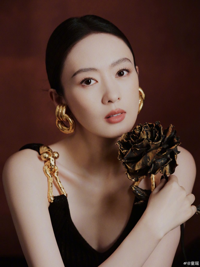Tóm gọn "ác nữ showbiz" thân mật đi bar với trai lạ, nghi đã bí mật bỏ chồng đại gia hơn 17 tuổi- Ảnh 9.