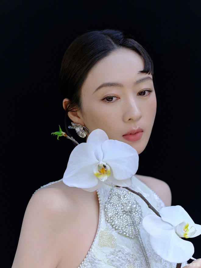 Tóm gọn "ác nữ showbiz" thân mật đi bar với trai lạ, nghi đã bí mật bỏ chồng đại gia hơn 17 tuổi- Ảnh 7.