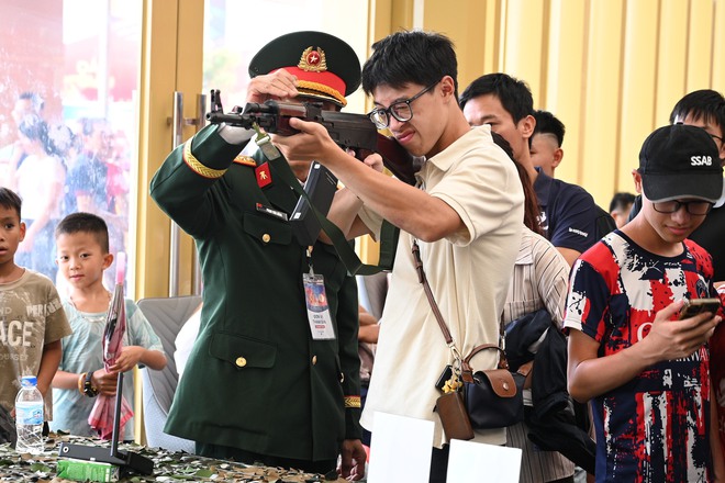 CLIP: Trực tiếp thử bắn súng, nhiều bạn trẻ bày tỏ sự thích thú khi trải nghiệm tại Trung tâm Triển lãm Quốc gia- Ảnh 4. CLIP: Trực tiếp thử bắn súng, nhiều bạn trẻ bày tỏ sự thích thú khi trải nghiệm tại Trung tâm Triển lãm Quốc gia- Ảnh 4.