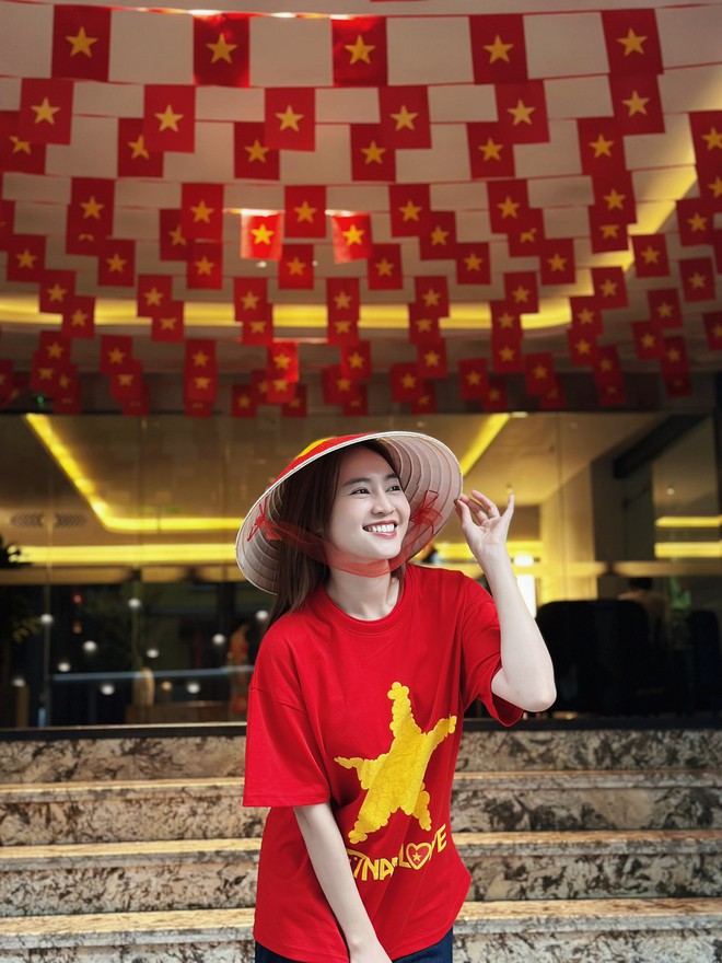 Dàn sao nhuộm đỏ MXH, không khí vui hơn Tết: Outfit xịn nhất chính là Dàn sao nhuộm đỏ MXH, không khí vui hơn Tết: Outfit xịn nhất chính là