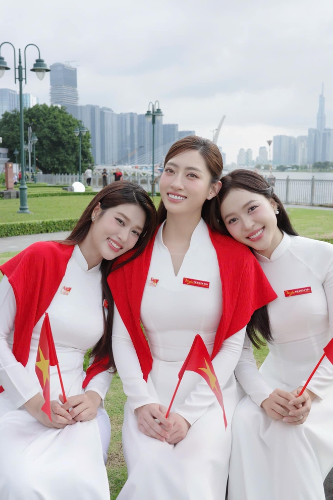 Dàn sao nhuộm đỏ MXH, không khí vui hơn Tết: Outfit xịn nhất chính là Dàn sao nhuộm đỏ MXH, không khí vui hơn Tết: Outfit xịn nhất chính là