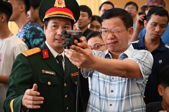 CLIP: Trực tiếp thử bắn súng, nhiều bạn trẻ bày tỏ sự thích thú khi trải nghiệm tại Trung tâm Triển lãm Quốc gia- Ảnh 6. CLIP: Trực tiếp thử bắn súng, nhiều bạn trẻ bày tỏ sự thích thú khi trải nghiệm tại Trung tâm Triển lãm Quốc gia- Ảnh 6.