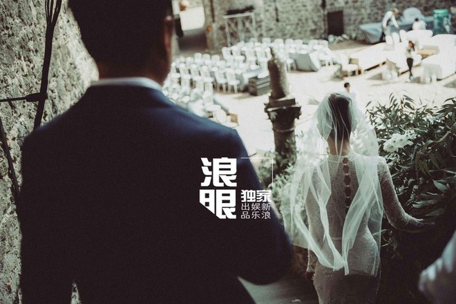 Tóm gọn "ác nữ showbiz" thân mật đi bar với trai lạ, nghi đã bí mật bỏ chồng đại gia hơn 17 tuổi- Ảnh 4.