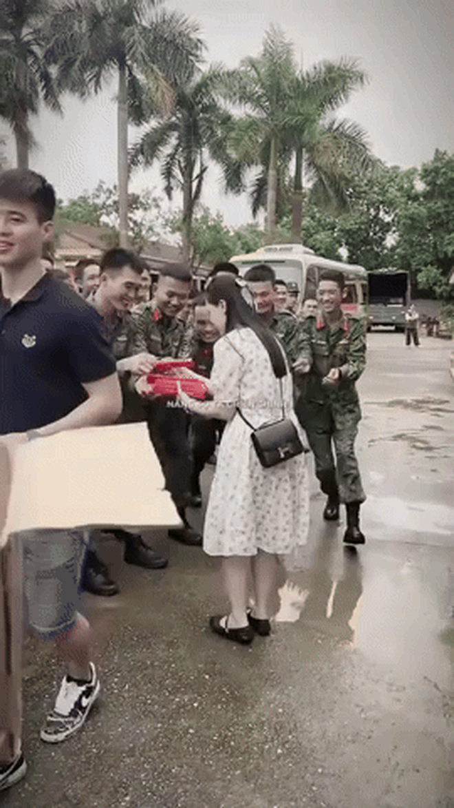 Duy Mạnh lên tiếng bảo vệ Quỳnh Anh khi bị toxic ngập tràn, mặc đẹp vẫn bị Duy Mạnh lên tiếng bảo vệ Quỳnh Anh khi bị toxic ngập tràn, mặc đẹp vẫn bị