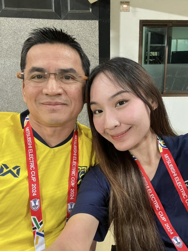 Ái nữ nhà HLV Kiatisuk xinh như hoa hậu, từng được "đẩy thuyền" với Văn Toàn nay hẹn hò trai đẹp y khoa gây sốt!- Ảnh 35.