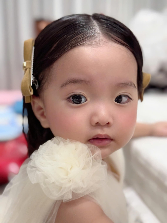 Con gái út của Khánh Thi xinh như búp bê sống, ảnh sinh nhật 2 tuổi gây sốt MXH vì quá đáng yêu!- Ảnh 22.