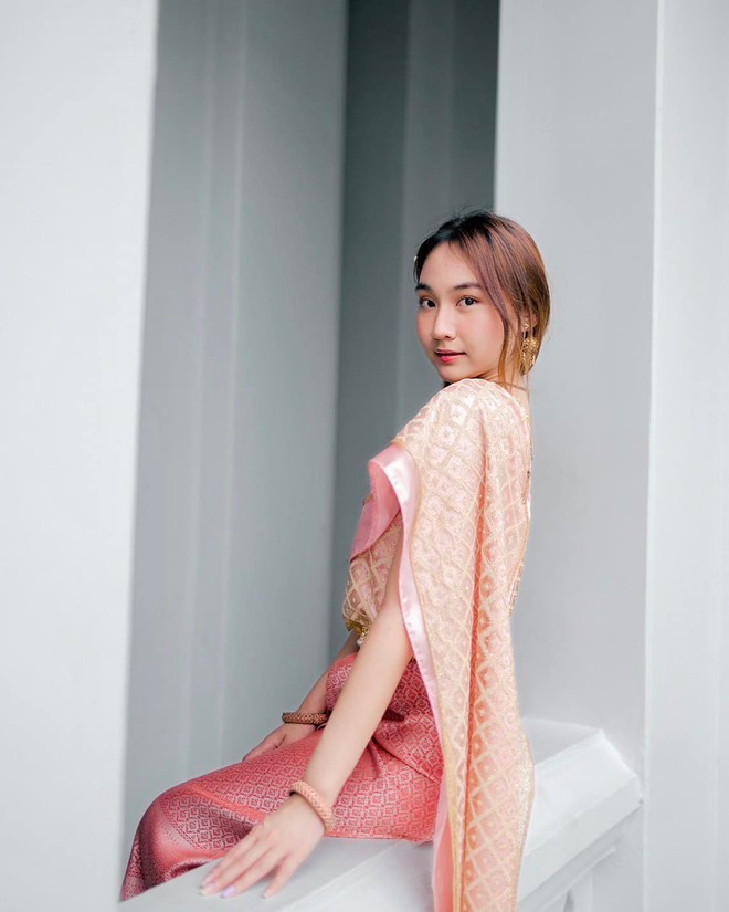 Ái nữ nhà HLV Kiatisuk xinh như hoa hậu, từng được "đẩy thuyền" với Văn Toàn nay hẹn hò trai đẹp y khoa gây sốt!- Ảnh 26.