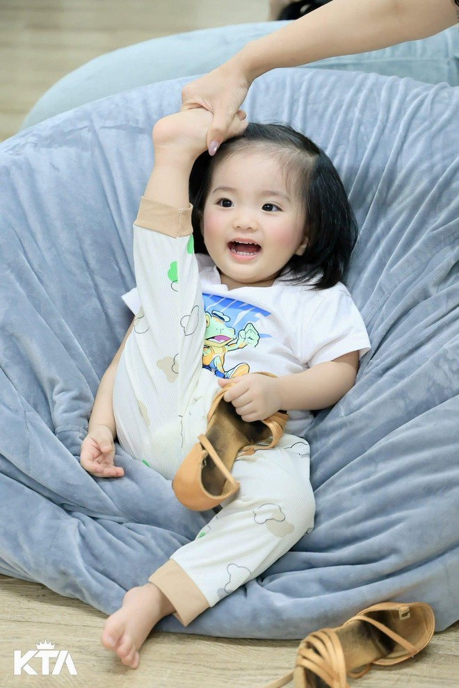 Con gái út của Khánh Thi xinh như búp bê sống, ảnh sinh nhật 2 tuổi gây sốt MXH vì quá đáng yêu!- Ảnh 16.