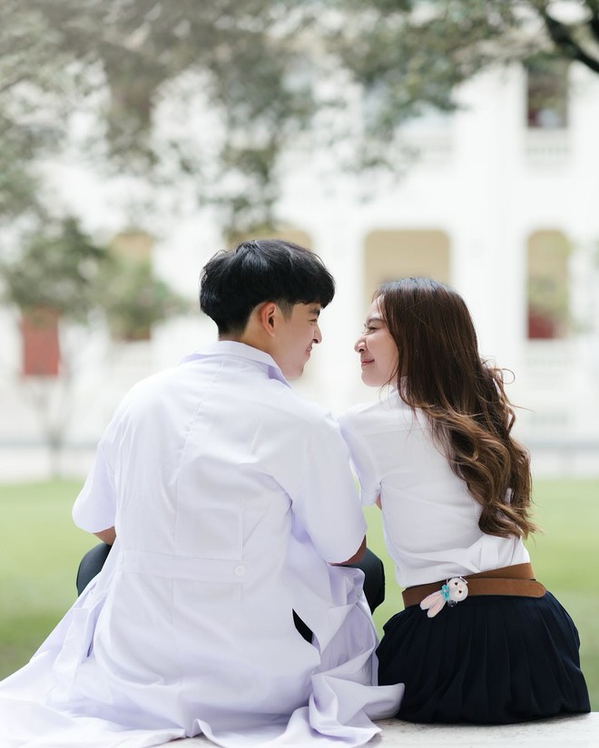 Ái nữ nhà HLV Kiatisuk xinh như hoa hậu, từng được "đẩy thuyền" với Văn Toàn nay hẹn hò trai đẹp y khoa gây sốt!- Ảnh 16.