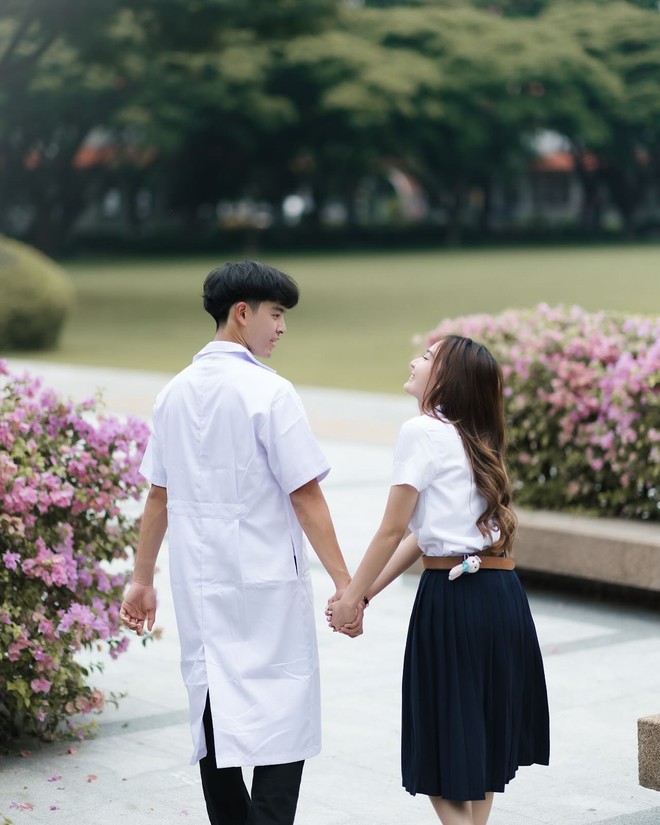 Ái nữ nhà HLV Kiatisuk xinh như hoa hậu, từng được "đẩy thuyền" với Văn Toàn nay hẹn hò trai đẹp y khoa gây sốt!- Ảnh 17.