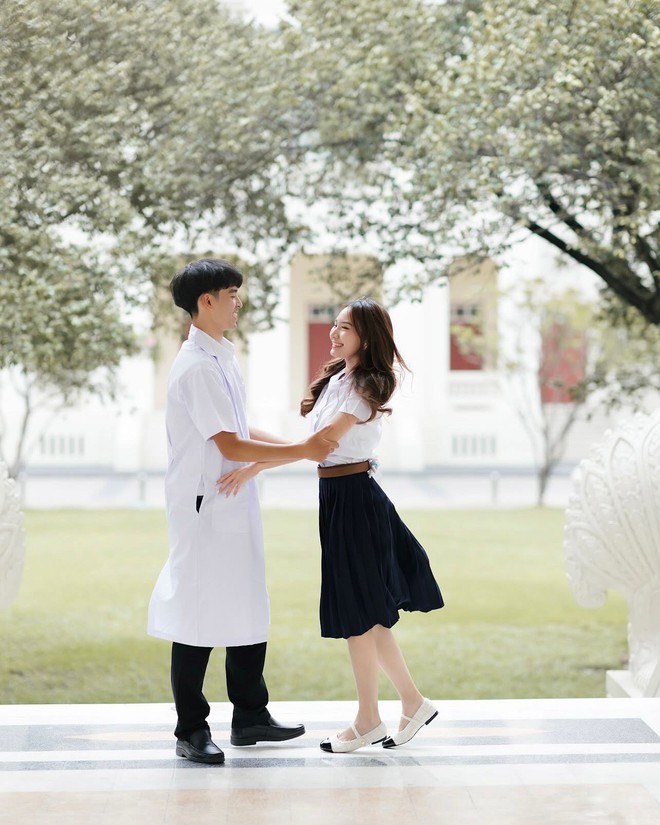Ái nữ nhà HLV Kiatisuk xinh như hoa hậu, từng được "đẩy thuyền" với Văn Toàn nay hẹn hò trai đẹp y khoa gây sốt!- Ảnh 19.