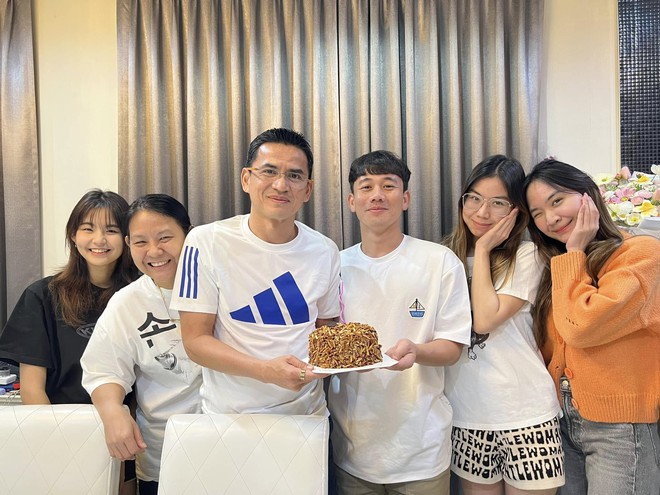 Ái nữ nhà HLV Kiatisuk xinh như hoa hậu, từng được "đẩy thuyền" với Văn Toàn nay hẹn hò trai đẹp y khoa gây sốt!- Ảnh 14.