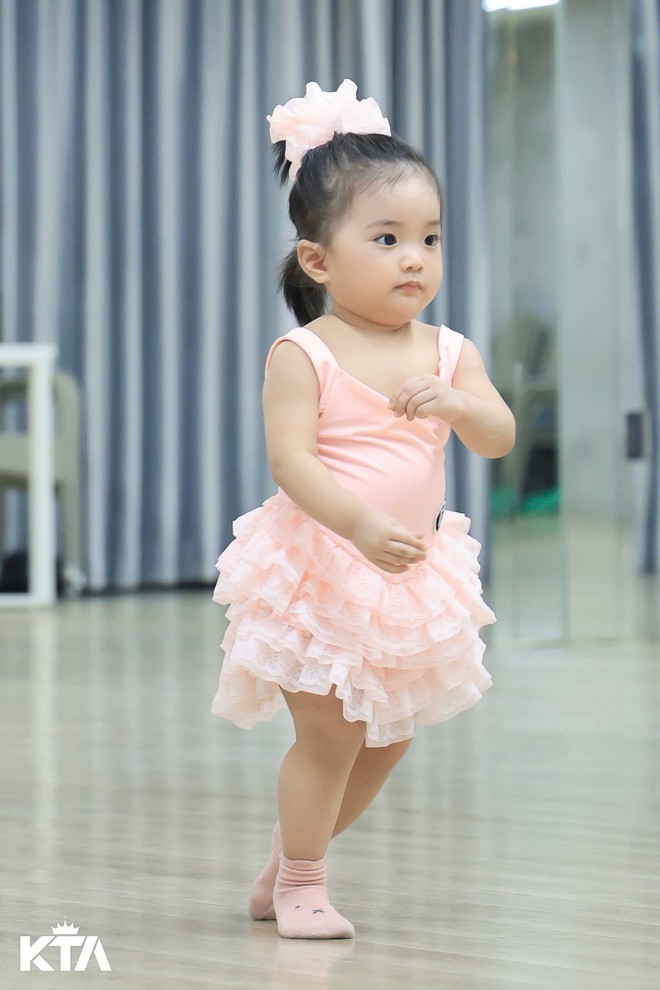 Con gái út của Khánh Thi xinh như búp bê sống, ảnh sinh nhật 2 tuổi gây sốt MXH vì quá đáng yêu!- Ảnh 9.