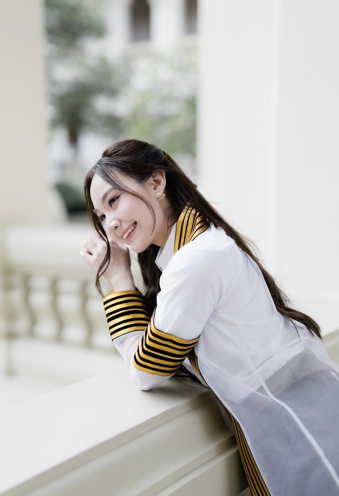 Ái nữ nhà HLV Kiatisuk xinh như hoa hậu, từng được "đẩy thuyền" với Văn Toàn nay hẹn hò trai đẹp y khoa gây sốt!- Ảnh 3.
