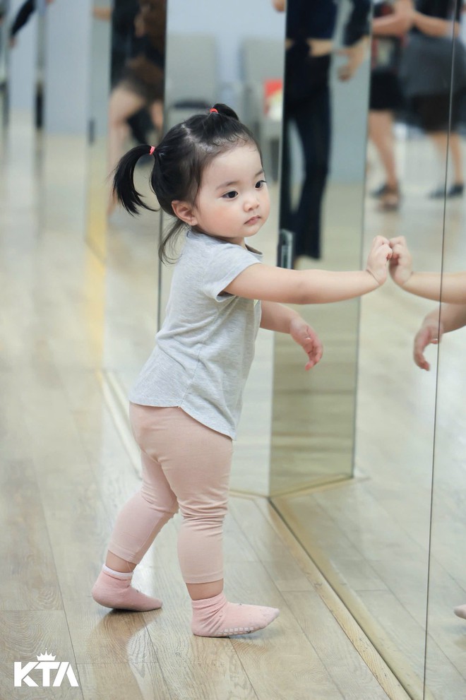 Con gái út của Khánh Thi xinh như búp bê sống, ảnh sinh nhật 2 tuổi gây sốt MXH vì quá đáng yêu!- Ảnh 8.