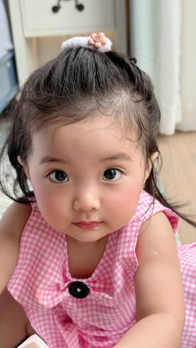 Con gái út của Khánh Thi xinh như búp bê sống, ảnh sinh nhật 2 tuổi gây sốt MXH vì quá đáng yêu!- Ảnh 7.