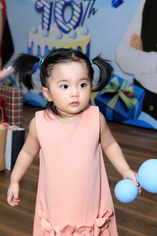 Con gái út của Khánh Thi xinh như búp bê sống, ảnh sinh nhật 2 tuổi gây sốt MXH vì quá đáng yêu!- Ảnh 6.