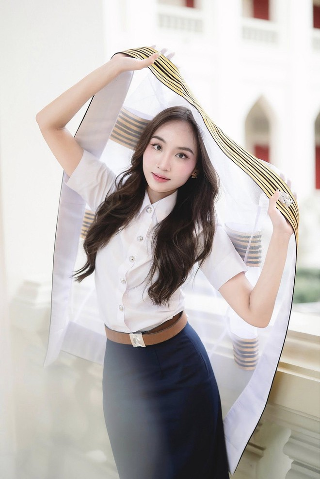 Ái nữ nhà HLV Kiatisuk xinh như hoa hậu, từng được "đẩy thuyền" với Văn Toàn nay hẹn hò trai đẹp y khoa gây sốt!- Ảnh 5.