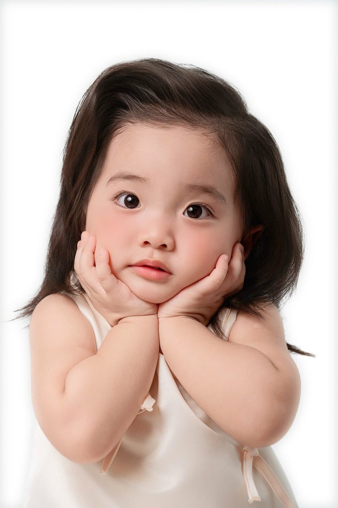 Con gái út của Khánh Thi xinh như búp bê sống, ảnh sinh nhật 2 tuổi gây sốt MXH vì quá đáng yêu!- Ảnh 4.
