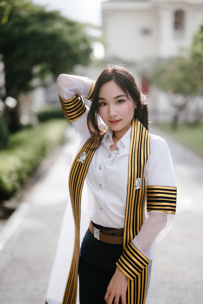 Ái nữ nhà HLV Kiatisuk xinh như hoa hậu, từng được "đẩy thuyền" với Văn Toàn nay hẹn hò trai đẹp y khoa gây sốt!- Ảnh 7.