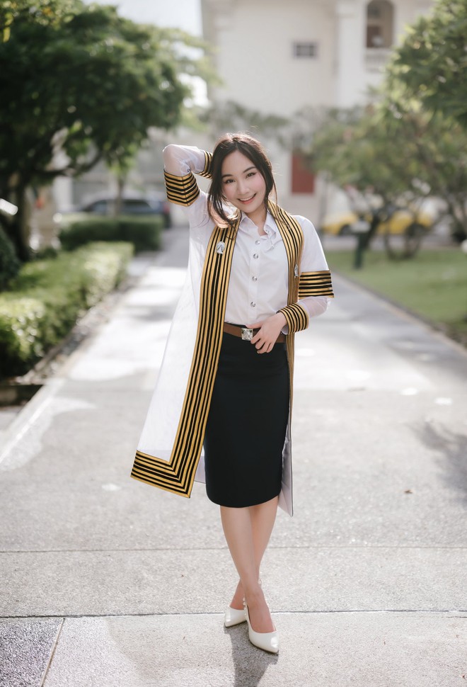 Ái nữ nhà HLV Kiatisuk xinh như hoa hậu, từng được "đẩy thuyền" với Văn Toàn nay hẹn hò trai đẹp y khoa gây sốt!- Ảnh 8.