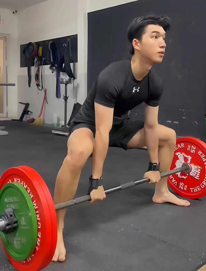 HIEUTHUHAI khoe thân hình vạm vỡ, fan nhắc sẽ không đàn ông nếu cứ ăn mặc kiểu này- Ảnh 3.