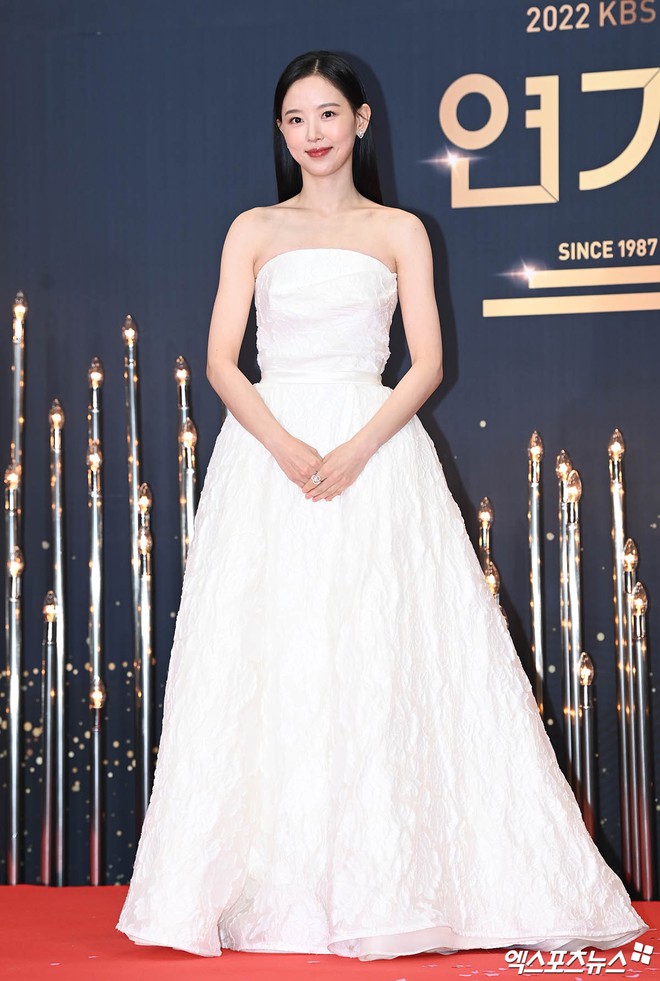 "Ác nữ" U40 đẹp ngang Yoona: Ngoài đời trẻ lâu không tưởng, từng có màn hở bạo đi vào lịch sử- Ảnh 19.