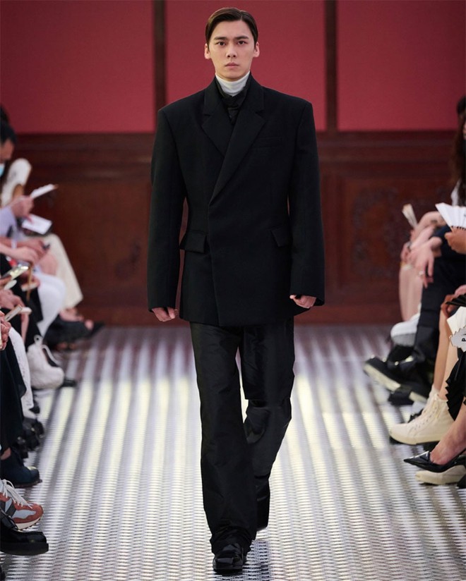 2 đại sứ ngoại tình với nhau, Prada chắc “sống khỏe” nhờ phí bồi thường hợp đồng- Ảnh 17. 2 đại sứ ngoại tình với nhau, Prada chắc “sống khỏe” nhờ phí bồi thường hợp đồng- Ảnh 17.